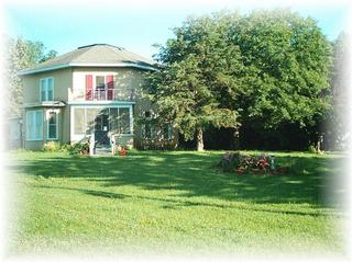 HH_exterior_and_garden_20032-758x568.jpg provided by Holt House Antiques and Guest House Granite Falls 56241 