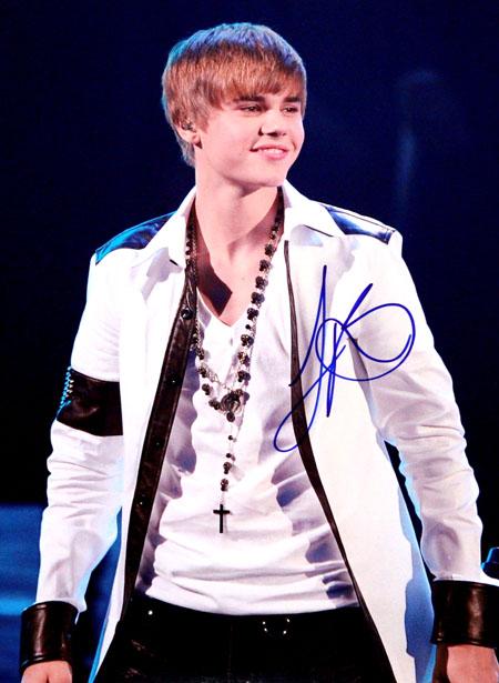 justin bieber jacket white. justin-ieber-autograph-sign-