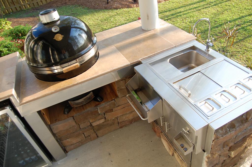 Outdoor Kitchen by Padgetts Tile and Wood