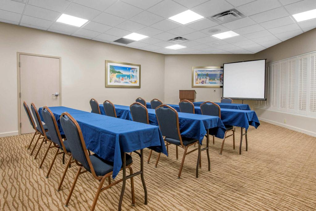  by Comfort Suites Maingate East