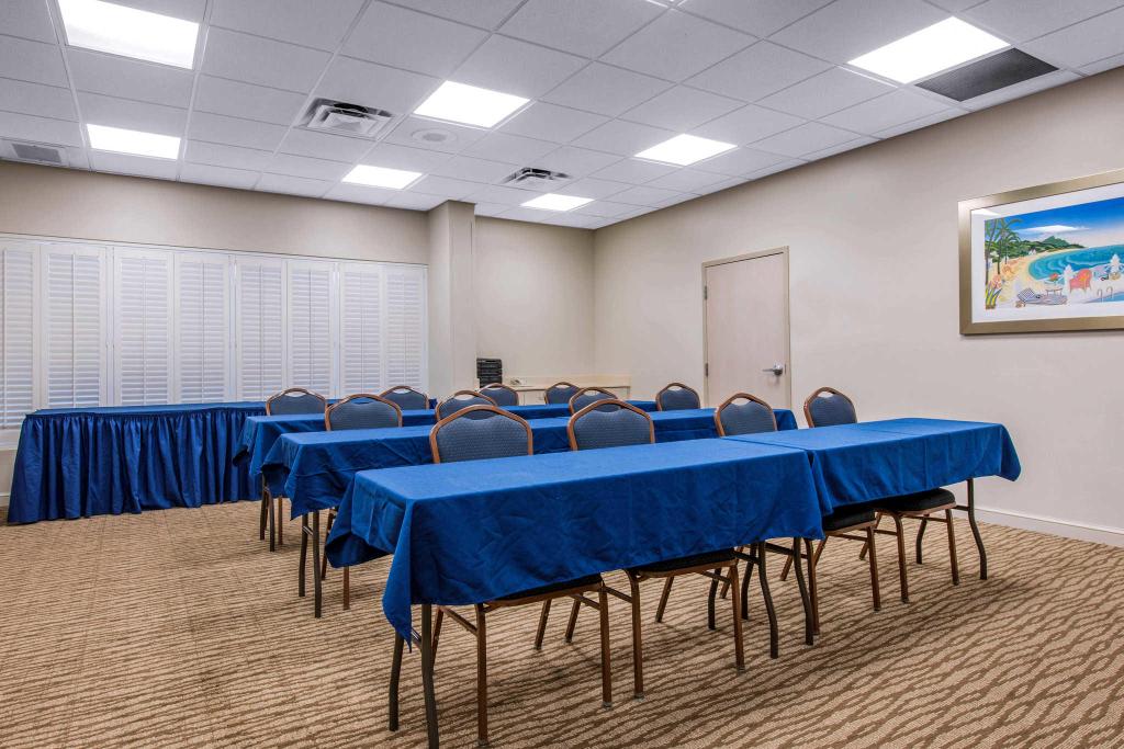  by Comfort Suites Maingate East