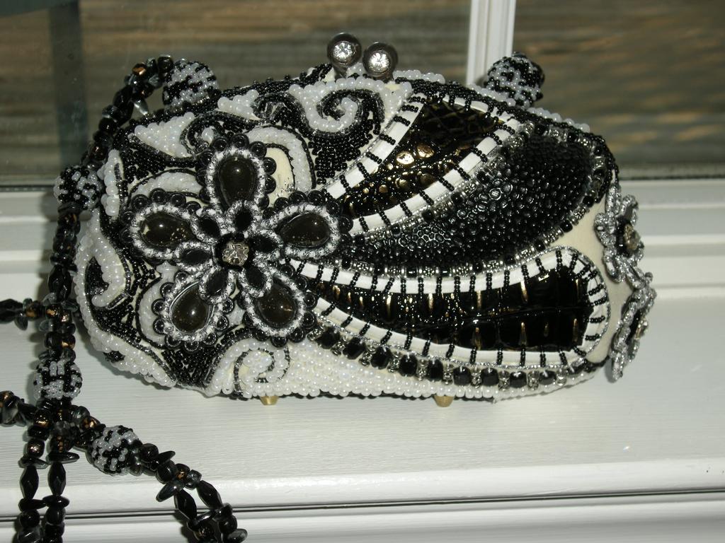 blk_wht beadbag by Irresistibles