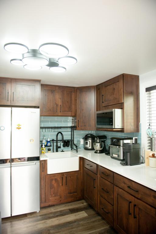 Tile Traditions hickory wood flooring, 3x12 Argentine Blue backsplash, Sparkling white countertop by DreamMaker Bath & Kitchen