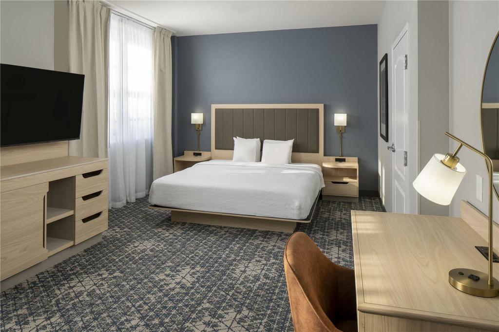 Guest room by Hampton Inn & Suites Montgomery-Downtown
