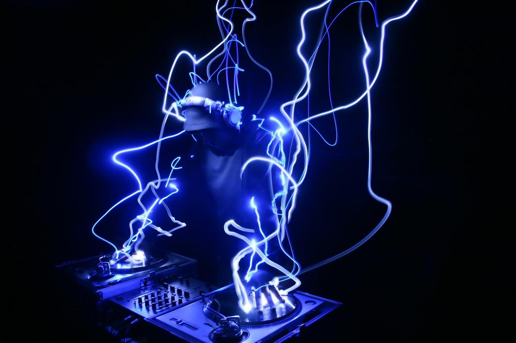 elecric-dj by Livewire Music Express