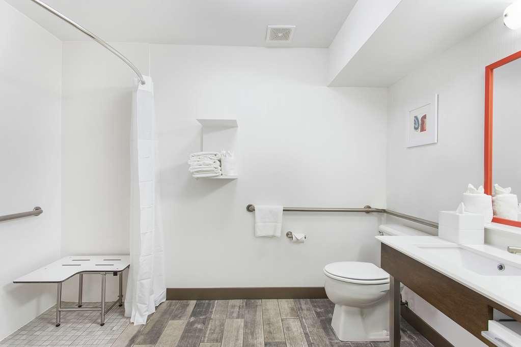 Guest room bath by Hampton Inn Cullman