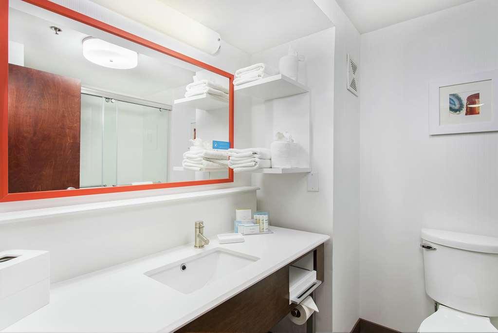 Guest room bath by Hampton Inn Cullman
