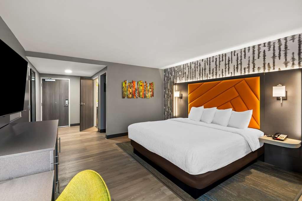 Guest room by Hampton Inn Lexington/Georgetown