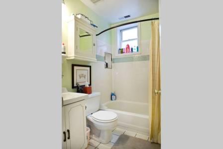 apt5bathroomm by Adams Morgan Suites