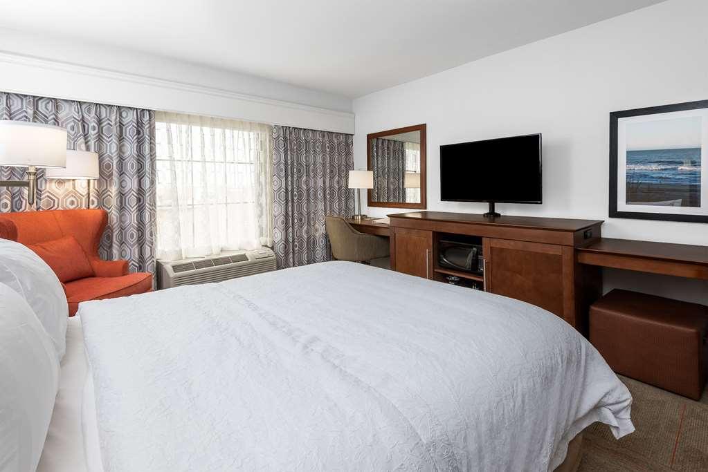 Guest room by Hampton Inn & Suites Florence Center