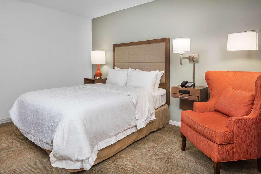 Guest room by Hampton Inn & Suites Florence Center