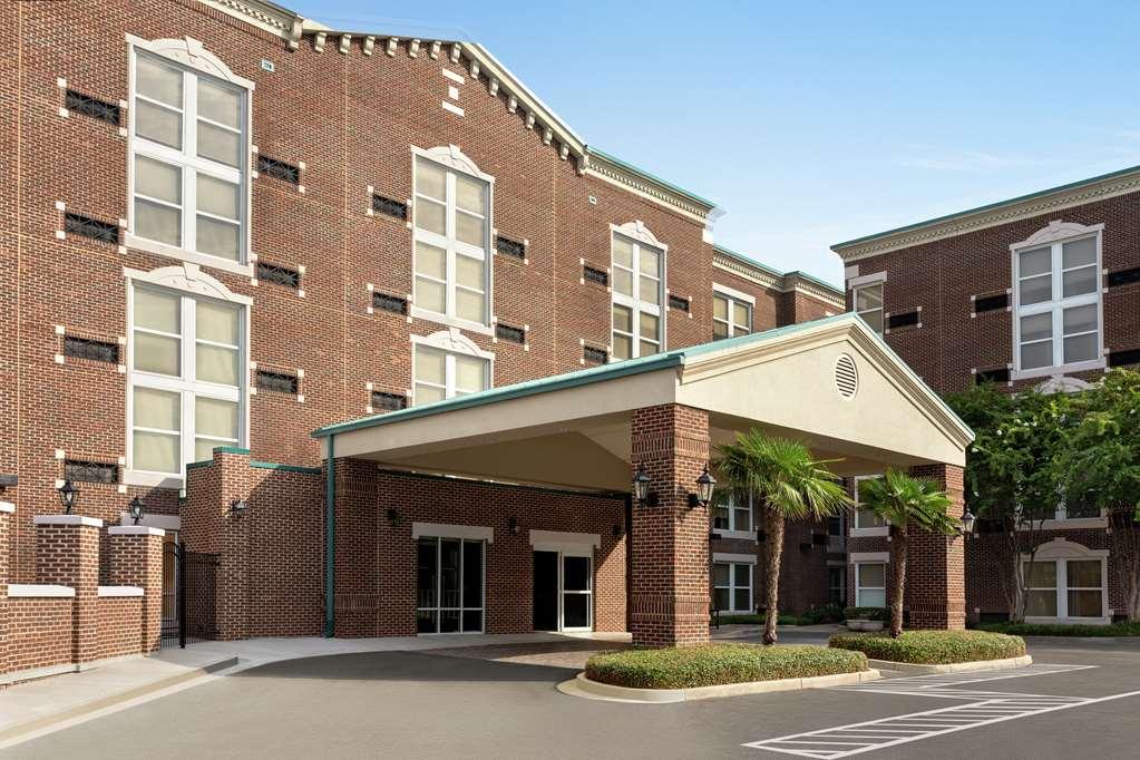 Exterior by Hampton Inn Columbia-Downtown Historic District