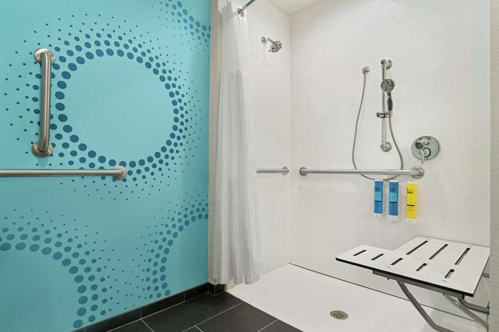 Guest room bath by Tru by Hilton Florence I-95