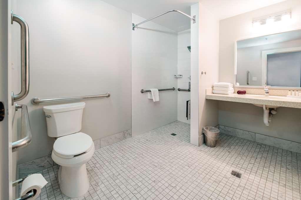 Guest room bath by Hotel Florence, Tapestry Collection by Hilton