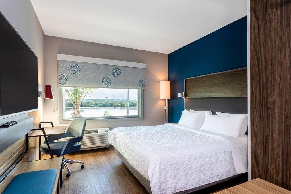 Guest room by Tru by Hilton Port St. Lucie Tradition