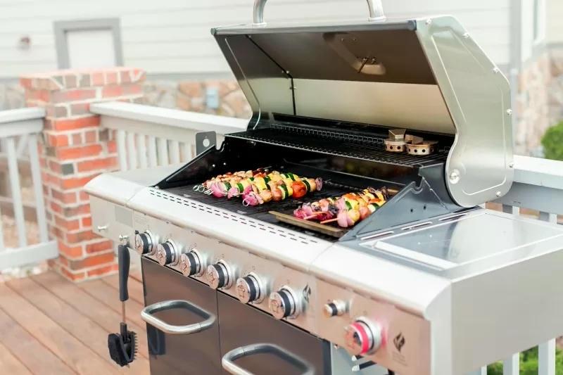 Vacuum-remaining-ash-from-the-grills-interior by Best Gas Grill and Smoker Combo