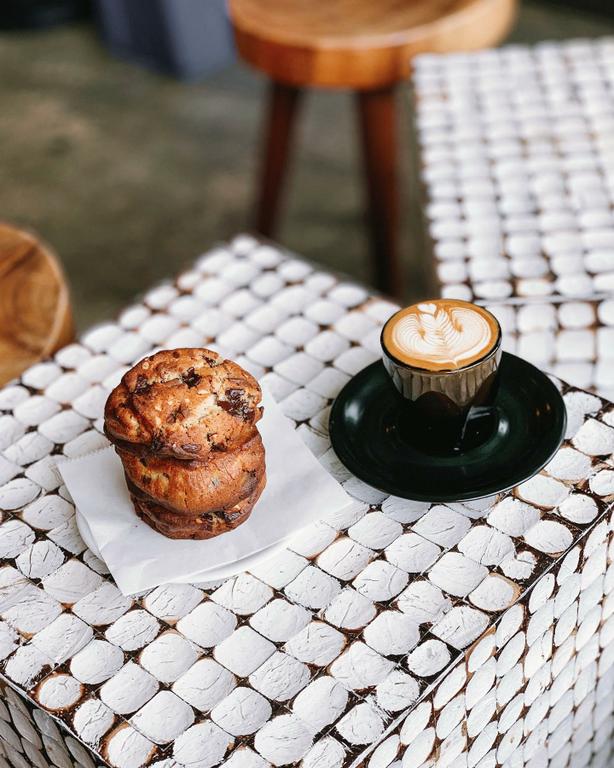 A freshly baked, crumb-topped blueberry muffin paired with a signature specialty latte from our White Noise Brooklyn coffee roastery. by White Noise Coffee - Coffee Shop & Roastery