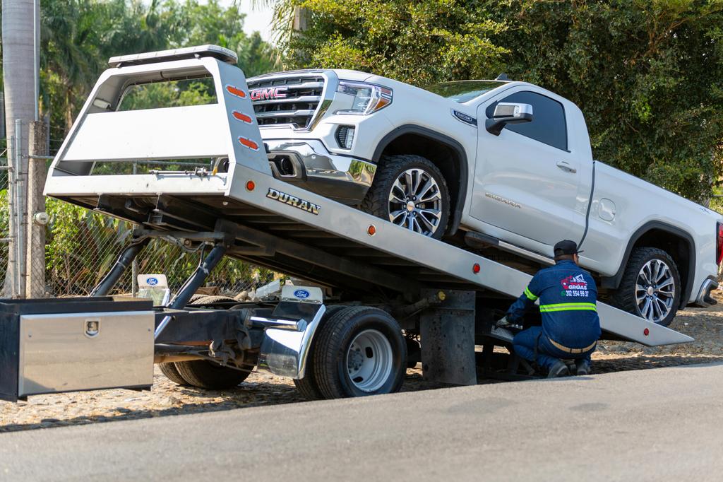  by Juniors Towing Pros