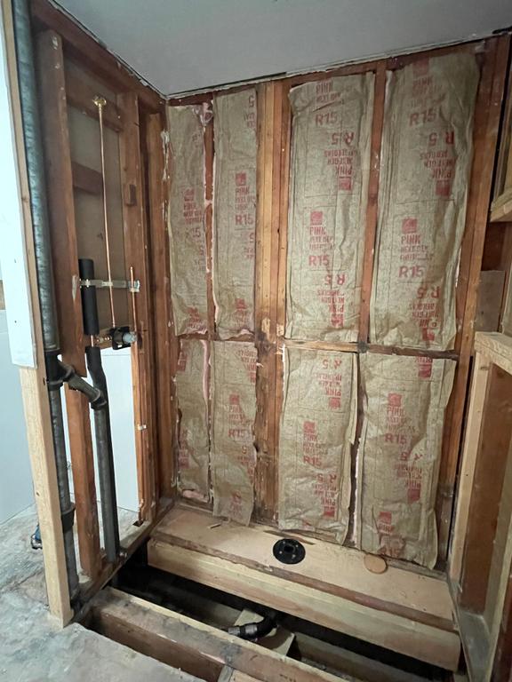 by Deluxe View Construction INC